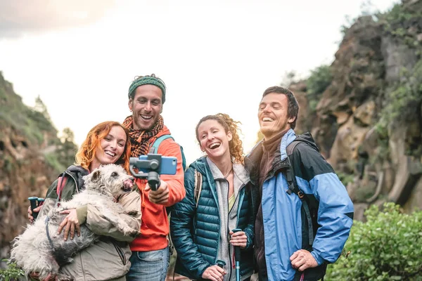 Amigos Felices Grabando Video Con Cámara Móvil Montaña Atardecer Jóvenes — Foto de Stock