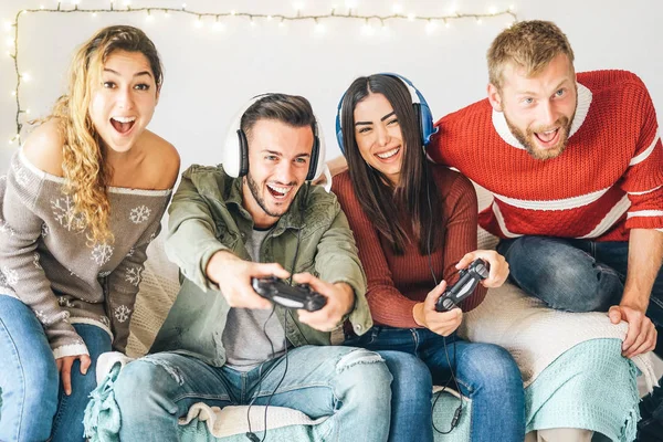 Amici Millenari Che Giocano Videogiochi Online Con Cuffie Giovani Che — Foto Stock