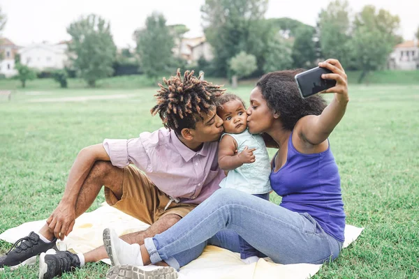 Família Africana Feliz Tirando Uma Selfie Com Câmera Celular Inteligente — Fotografia de Stock