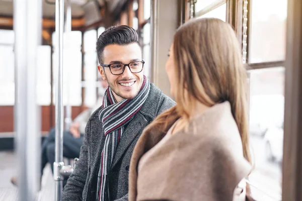 Junges Paar Unterhält Sich Oldtimer Straßenbahnverkehr Fröhliche Menschen Unterhalten Sich — Stockfoto