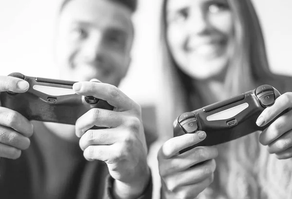 Entusiasmado Casal Jogando Videogames Casa Jovens Felizes Divertindo Com Novas — Fotografia de Stock