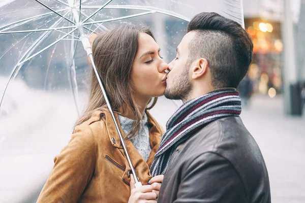 Pareja Joven Besándose Bajo Paraguas Día Lluvioso Centro Ciudad Amante — Foto de Stock