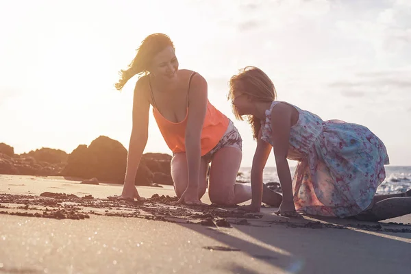Moeder Dochter Plezier Tekenen Met Zand Bij Zonsondergang Tropisch Strand — Stockfoto