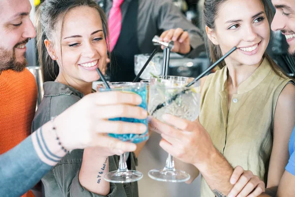 Mutlu Arkadaş Açık Bin Yıllık Gençler Eğleniyor Barda Kokteyller Ile — Stok fotoğraf