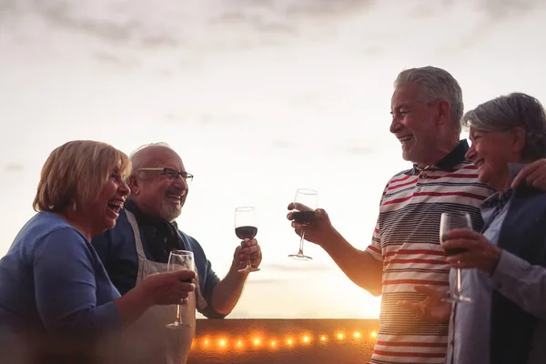 Felices Amigos Mayores Bebiendo Vino Tinto Cena Barbacoa Terraza Personas — Foto de Stock