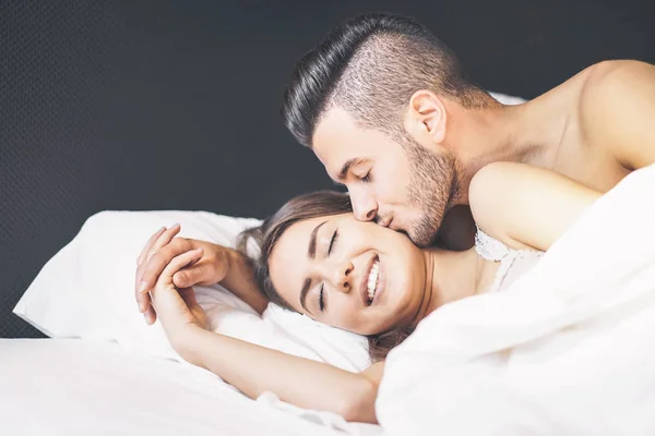 Casal Feliz Acordar Manhã Casa Amante Jovem Ter Namorado Momento — Fotografia de Stock