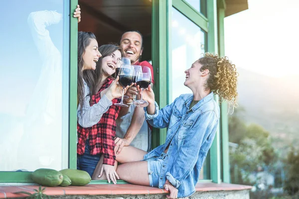 Jovens Amigos Brindam Com Festa Vinho Tinto Pôr Sol Pátio — Fotografia de Stock