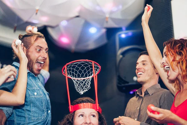 一群朋友在酒吧鸡尾酒酒吧里玩搞笑的篮球比赛 周末快乐的年轻人在一起玩 娱乐和青少年生活方式的概念 — 图库照片