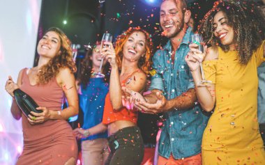 Mutlu parti yapıyor arkadaşlar şampanya içmek ve dans kulübü - Millennials gençler eğleniyor kutluyor gece kulübü - gece hayatı, eğlence ve şenlikli tatil kavramı
