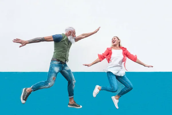 Счастливые Пожилые Сумасшедшие Пара Прыгать Вместе Открытом Воздухе Зрелые Модные — стоковое фото