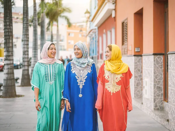 Wanita Muslim Yang Bahagia Berjalan Pusat Kota Gadis Remaja Arab — Stok Foto