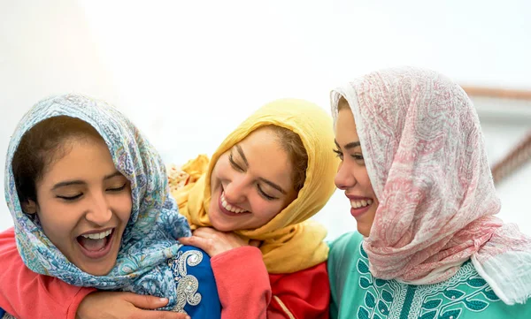 Wanita Arab Yang Bahagia Bersenang Senang Kota Gadis Muslim Muda — Stok Foto