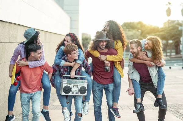 Happy Millennials Amigos Divertindo Livre Jovens Piggybacking Enquanto Rindo Caminhando — Fotografia de Stock