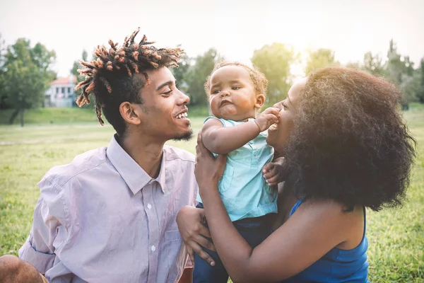 Família Negra Feliz Desfrutando Momento Terno Durante Fim Semana Livre — Fotografia de Stock