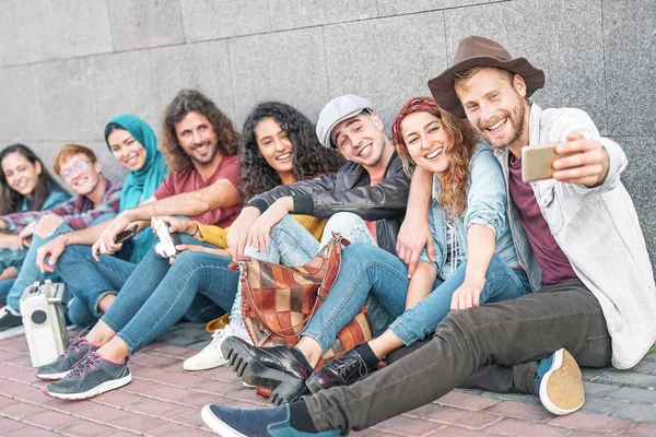 Felices Amigos Diversos Tomando Selfie Con Cámara Teléfono Inteligente Móvil — Foto de Stock