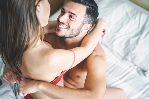 热情的夫妻在床上做爱 年轻的恋人亲密和浪漫的时刻在卧室 人的关系 浪漫和性的概念 — 图库照片
