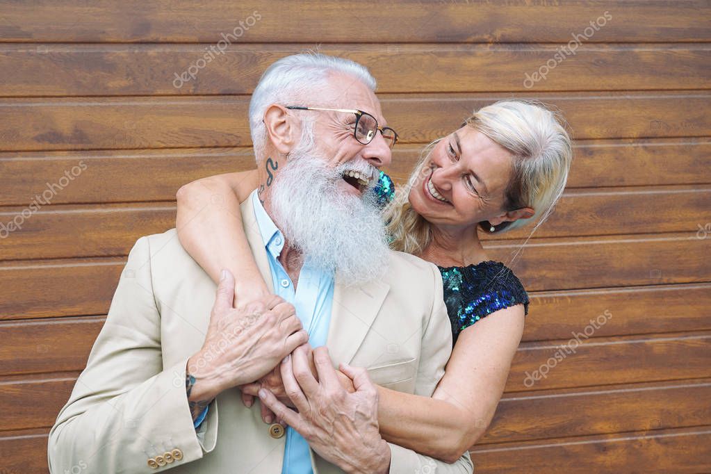 Feliz pareja de seniors de moda