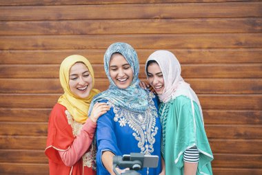 Mutlu Müslüman kadınlar yapma gimbal akıllı telefon kamera üniversitede - sosyal medya - Millennials, nesil z ve din kavramı için yeni teknoloji ile eğleniyor Arap Gençler ile video