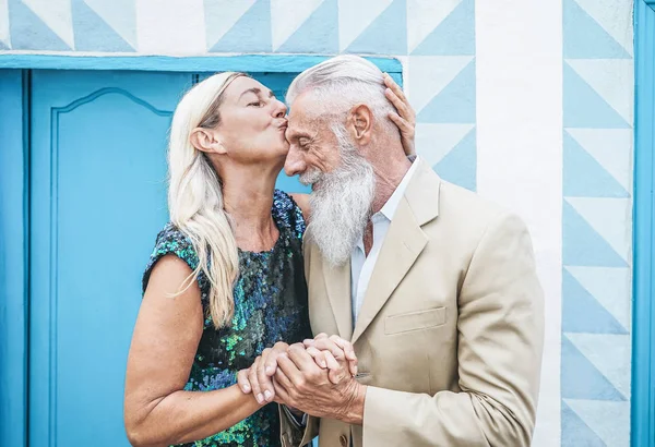 Boldog Idősebb Pár Miután Ajánlat Pillanatokat Szabadtéri Érett Elegáns Emberek — Stock Fotó