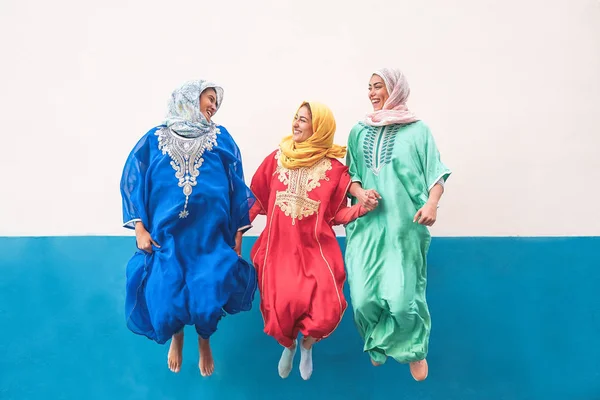 Perempuan Muslim Yang Bahagia Melompat Bersama Sama Luar Ruangan Gadis — Stok Foto