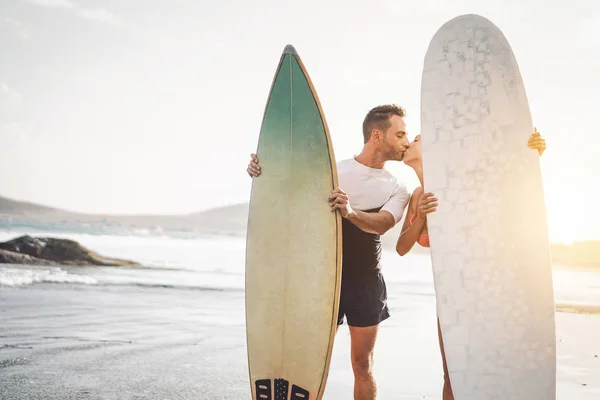 Coppia Felice Surfisti Che Baciano Prima Andare Fare Surf Persone — Foto Stock