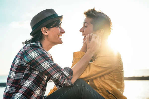 Lyckliga Gay Par Dating Nästa Stranden Solnedgången Unga Lesbiska Kvinnor — Stockfoto