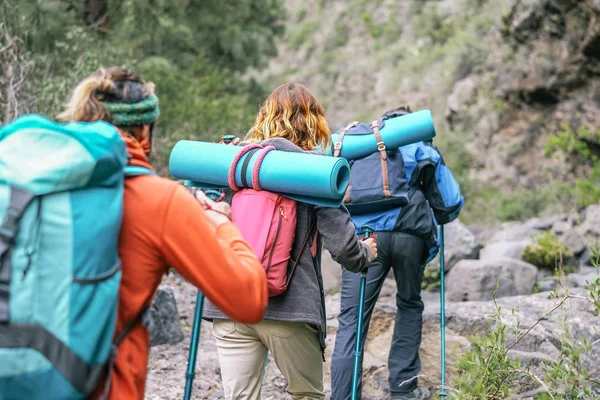 Grupo Pessoas Com Mochilas Fazendo Excursão Trekking Montanha Jovens Turistas — Fotografia de Stock