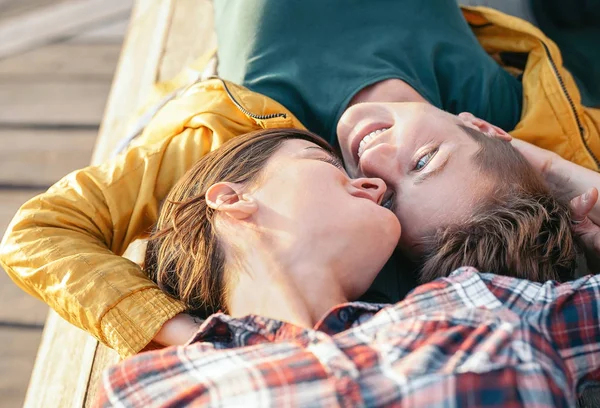 Happy Gay Pár Ležet Lavici Dívá Jeden Druhému Mladé Lesbické — Stock fotografie