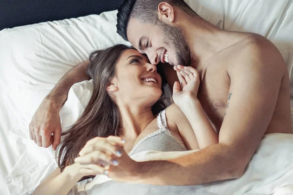 Pareja Romántica Feliz Abrazándose Cama Amantes Jóvenes Teniendo Momento Tierno — Foto de Stock