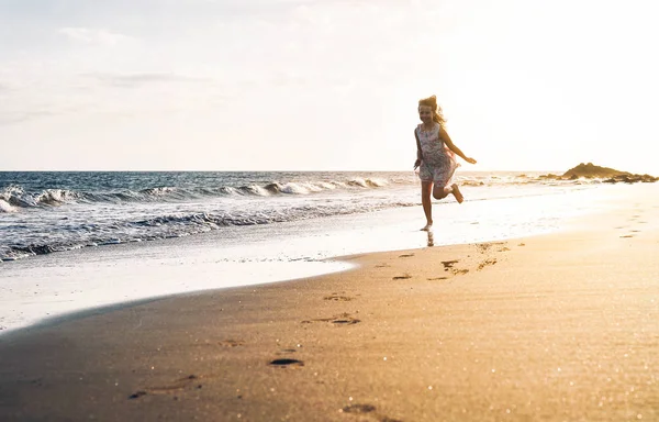 Gelukkig Kind Plezier Uitgevoerd Het Strand Bij Zonsondergang Schattig Meisje — Stockfoto