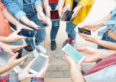 Akıllı cep telefonları - bin yıllık genç insanlar insanlar, nesil z, teknoloji, sosyal medya ağ ve gençlik yaşam kavramı için yeni teknoloji trendleri - bağımlısı kullanarak arkadaş grubu