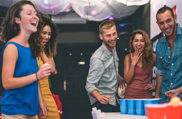 Glückliche Freunde Die Einer Cocktailbar Bier Pong Spielen Junge Millennials — Stockfoto