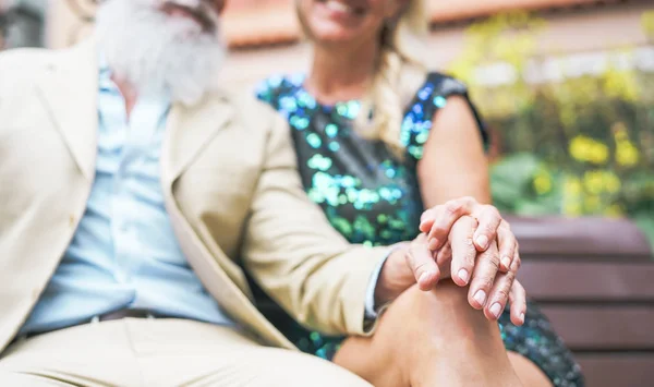 Gelukkige Senior Paar Met Een Romantisch Ogenblik Outdoor Volwassen Elegante — Stockfoto