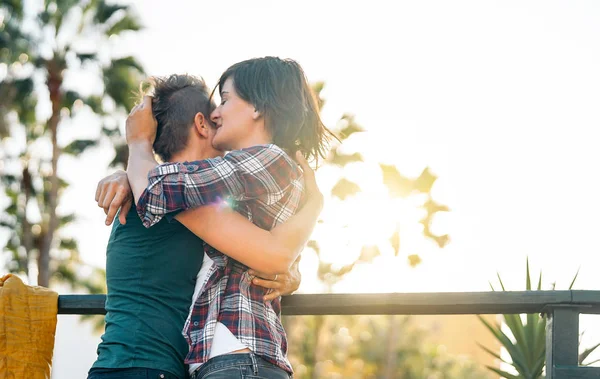 Feliz Gay Casal Abraçando Durante Por Sol Parque Livre Jovem — Fotografia de Stock
