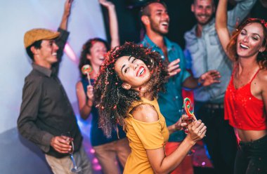Mutlu arkadaş gece kulübü partide - genç kadın grubu şeker lolipoplar disko içinde yeme arkadaşları ile eğlenmek - insanlar, dostluk, gece hayatı ve gençlik tatil yaşam tarzı işi