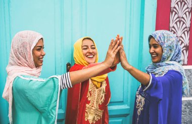 Eller birlikte istifleme mutlu Arap kadınlar - eğlenceli ve üniversitede açık genç Müslüman kadın - kavram güçlendirici, insan, din ve takım çalışması