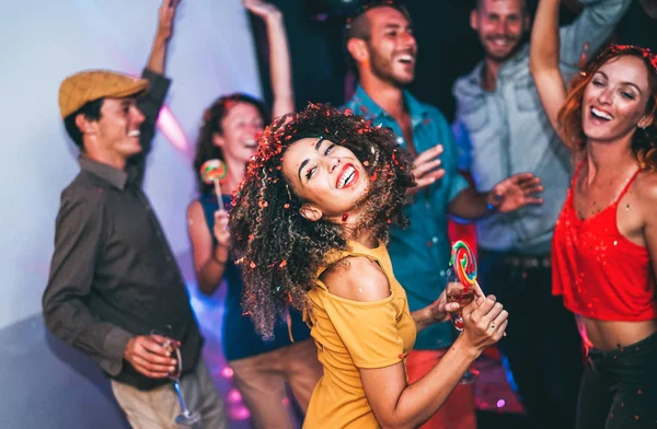 Glückliche Freunde Feiern Einem Nachtclub Junge Frau Amüsiert Sich Mit — Stockfoto