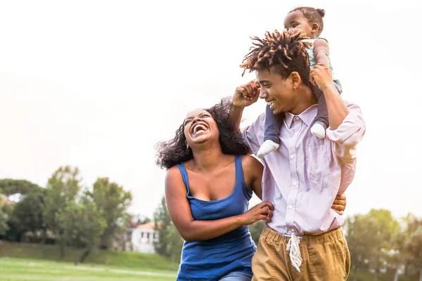 Família Africana Feliz Desfrutando Juntos Parque Público Mãe Pai Filha — Fotografia de Stock