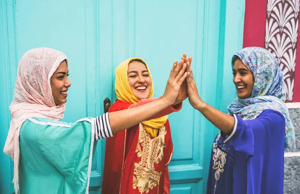 Mulheres Árabes Felizes Empilhando Mãos Juntas Livre Mulheres Muçulmanas Jovens — Fotografia de Stock