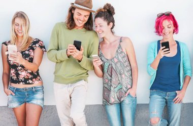 Mutlu arkadaş onların akıllı cep telefonlarında açık - genç nesil yeni teknoloji ve sosyal ağ ile eğleniyor - izlerken millennials insanlar, teknoloji ve gençlik bağımlılığı yaşam tarzı kavramı