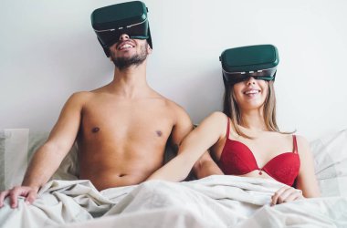 Genç çift yatakta - mutlu sevgilisi vr seks sanal gerçeklik gözlük kullanırken mastürbasyon yatak - seks faaliyetleri teknoloji ile karıştırma insanlar kavramı 3d gözlükler