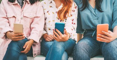 Yeni teknolojileri Trendler ve sosyal medya ağı - nesil z, teknoloji ve gençlik yaşam tarzı kavramını kullanarak mobil akıllı telefon açık - bin yıllık genç insanlar mutlu Asya arkadaş bağımlısı