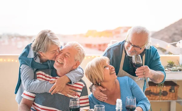 Glückliches Senioren Paar Beim Gemeinsamen Essen Auf Der Terrasse Romantische — Stockfoto