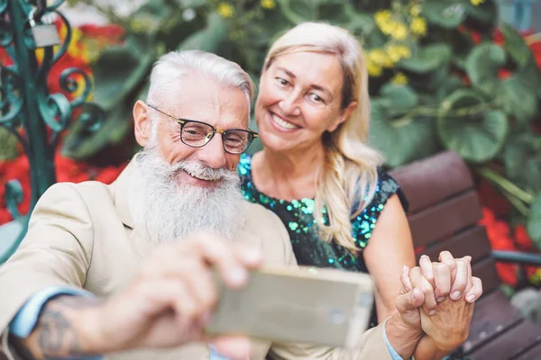 Heureux Couple Personnes Âgées Prenant Selfie Avec Téléphone Intelligent Mobile — Photo