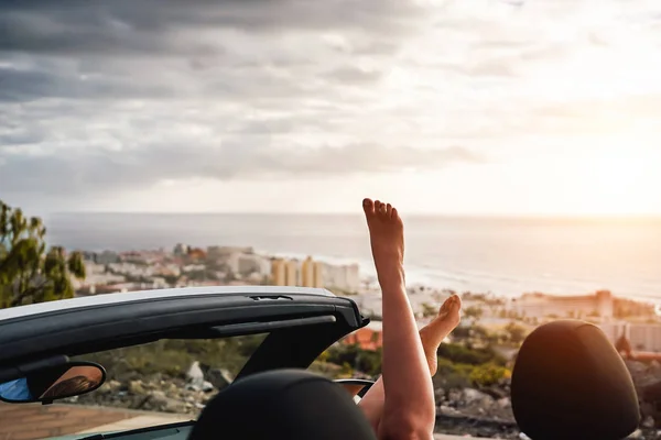 Weergave Van Vrouw Benen Converteerbare Auto Tijdens Een Road Trip — Stockfoto