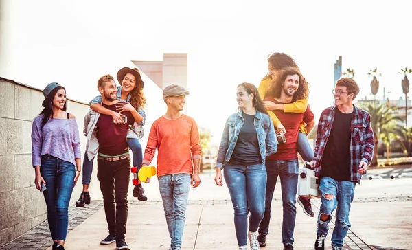 Grupo Amigos Felizes Divertindo Livre Jovens Piggybacking Enquanto Rindo Andando — Fotografia de Stock