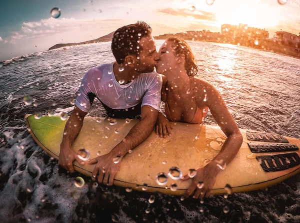Happy Romantic Couple Kissing While Surfing Ocean Sporty Surfers Bodybording — Stock Photo, Image