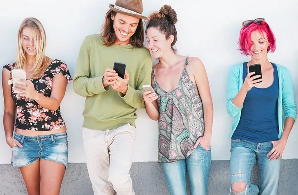 Happy Přátelé Sledovat Svých Chytrých Mobilních Telefonech Venkovní Mladá Generace — Stock fotografie