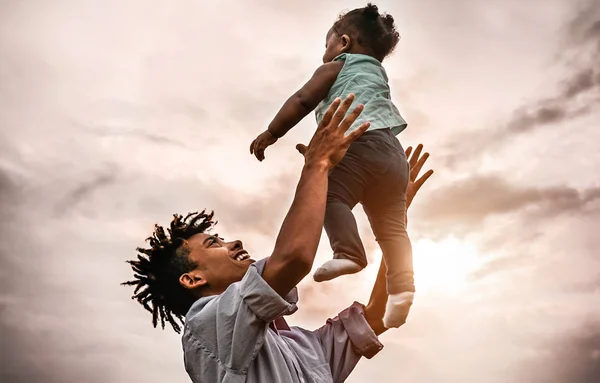 Pai Feliz Brincando Com Sua Filha Bebê Durante Pôr Sol — Fotografia de Stock