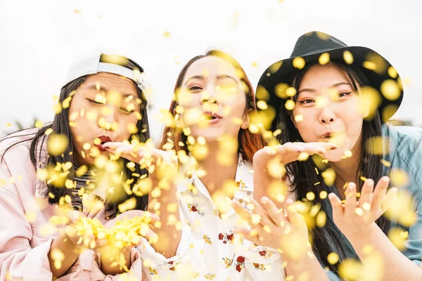 Felices Amigos Asiáticos Haciendo Fiesta Lanzando Confeti Aire Libre Los — Foto de Stock